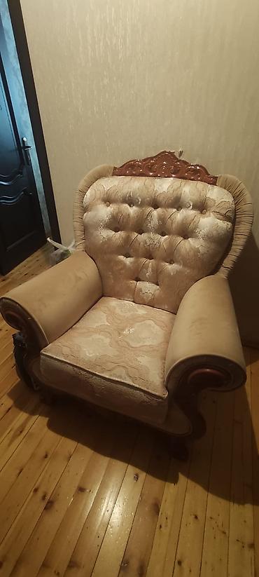 Klassik üslubda yumşaq dəst: 3 yerlik divan və bir birmənlik kreslo