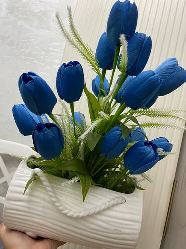 Bitkilər: Teze,Mavi süni lalələrdən ibarət dekorativ kompozisiya. - Parlaq