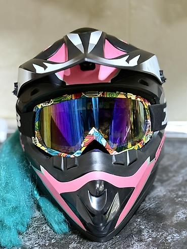 cross moto: Kross/enduro üslubunda motosiklet kaskı. Dizaynı qara, çəhrayı və ağ — 6