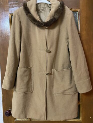 Пальто: Пальто женское, с норковой отделкой на воротнике, цвет кофейный