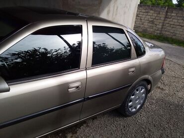 ретро авто запчасти: Opel Vectra: 1.6 l | 1996 il 390 km Sedan