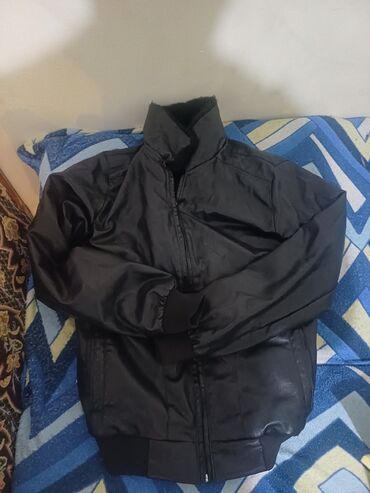 cins pencekler 2022: Qara rəngli kişi kurtkası - Material: Parlaq səthli süni dəri at lalafo.az cins pencekler 2022: Qara rəngli kişi kurtkası - Material: Parlaq səthli süni dəri