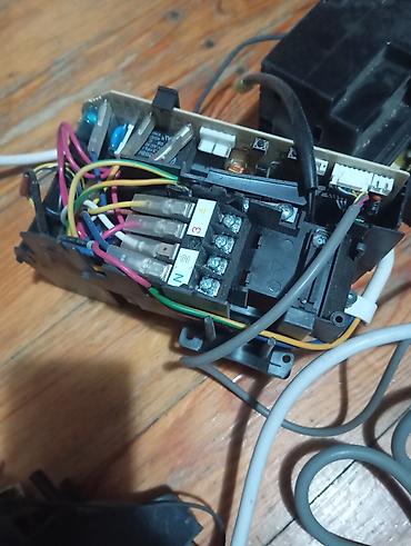 komputer ekran: Elektron idarəetmə blokları və platalar toplusu. Şəkillərdə bir neçə — 2