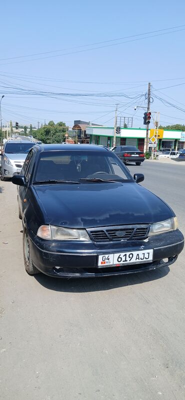 опель вектра б: Автомобиль Daewoo Nexia синего цвета. Седан оснащен передними фарами с
