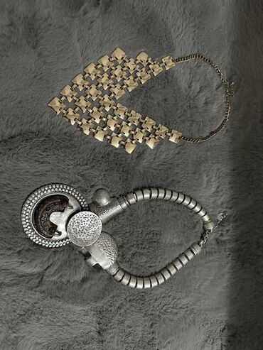 brosevi za haljine: Obe ogrlice za 900 dinara. Jedna je zlato boja od celika a druga