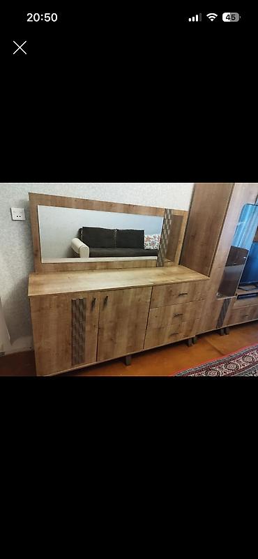 Komodlar: Güzgülü komod – qonaq otağı üçün dəbli model. Xüsusiyyətlər: - Geniş — 2