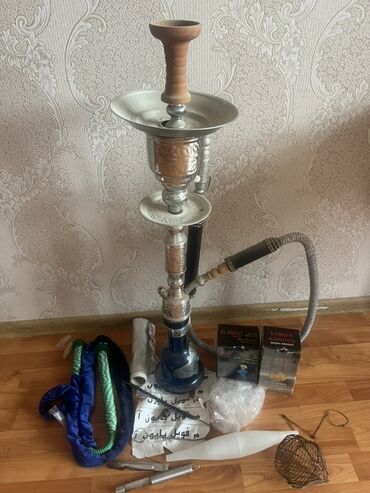 Qəlyan, vayp və aksesuarları: Mavi rəngli əsası olan qəlyan. Yuxarı hissəsi torpaq qabdan, orta