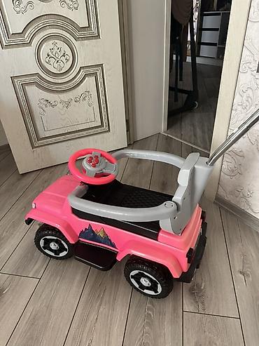 toy sacları: Uşaq üçün minik maşını – itələmə çubuğu ilə - Rəng: çəhrayı/qara, dağ — 2