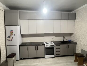 Кухонные гарнитуры: Кухонный гарнитур модульный, белый, с тёмной столешницей. Состав и — 16