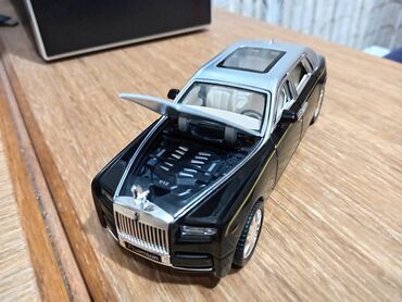 Figurice i makete: Nov metalni model automobila Rols Rojs Fantom. Pale mu se prednja i — 13
