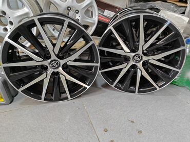 Оригинальные тойотовские диски r18 состояние под масло, Toyota Camry