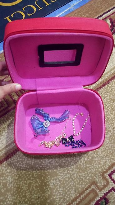 Gözəllik və sağlamlıq: Qırmızı kosmetik/zinnət əşyası qabı - Kompakt sərt qutu forması — 4
