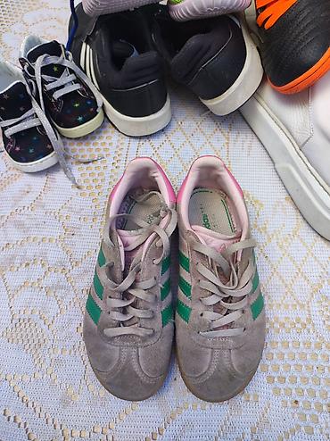 patike jeftine: Adidas dečije patike – suede gornjište, zelene tri pruge, roze detalji — 2