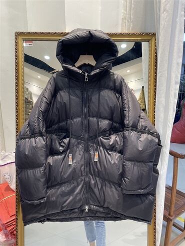 стильная верхняя одежда больших размеров: Объемная утеплённая куртка-пуховик унисекс, цвет черный. - Длина до