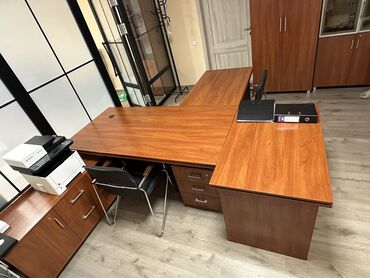 стол директора: Кеңсе үчүн үстөл, Колдонулган, Жөндөлө турган, түсү - Күрөң, Тик бурчтуу, Жыгач, Өзү алып кетүү