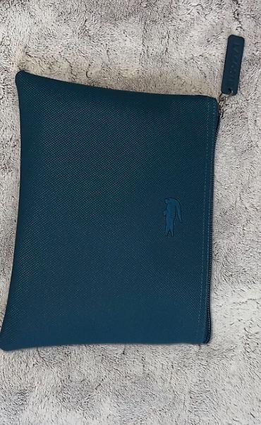 Lacoste brendinin kompakt aksesuar çantası - Rəng: tünd firuzə/mavi -