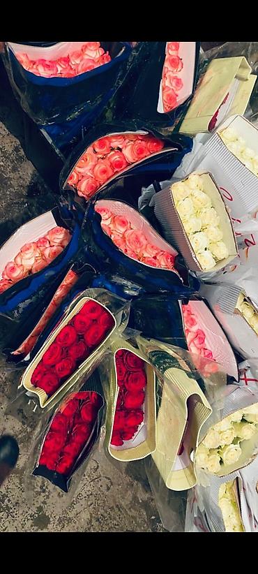 Букеты из живых цветов: Розы и тюльпаны к 8 Марта - Срезанные свежие розы в ассортименте — 5