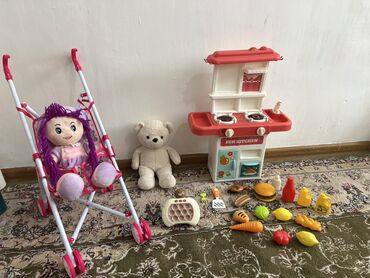 Игрушки: Игрушечная коляска с мягкой куклой, мягкая мишка, кухня с