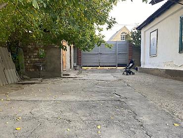 дешёвые дом: Продаётся жилой дом с хозяйственным двором . 4,50 соток, центральный — 5