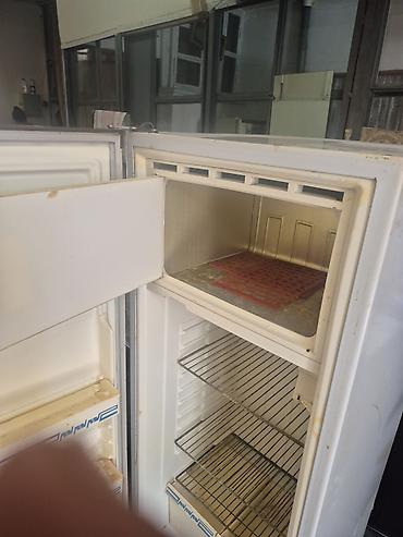 qapı kalonkası: Bir kameralı məişət soyuducusu, yuxarıda daxili dondurucu bölmə ilə — 3