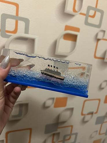 doşəmə ustu guzgu: Masa üstü dekor – su ilə dolu şəffaf akril paneldə gəmi maketi - — 1