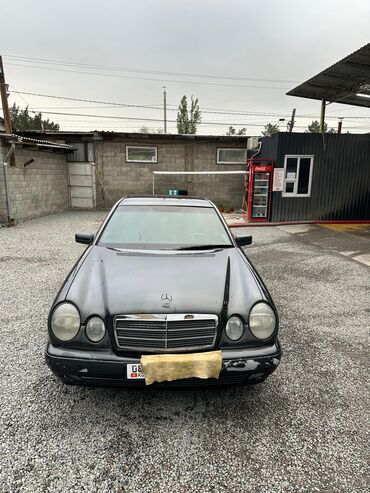 адиссей 1999: Автомобиль Mercedes-Benz E-класса в кузове W210, окрашенный в темный