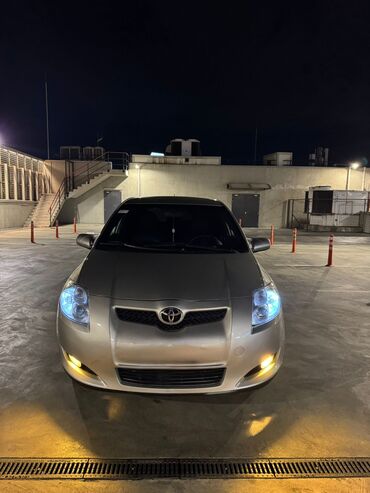 Toyota: Toyota Auris: 1.4 l | 2010 il Sedan — 1