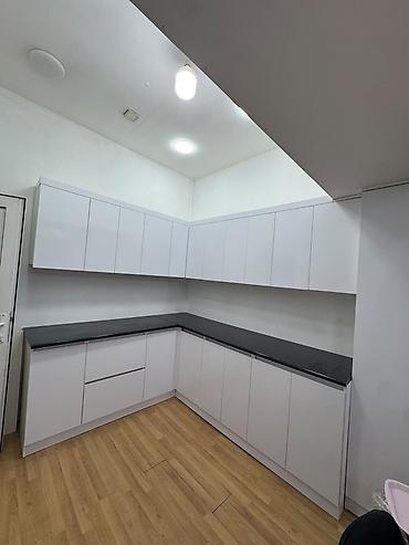 Sifarişlə mebel: Ağ rəngli L formalı mətbəx mebeli dəsti Uzunlugu 5 metr kunc kuxna — 2