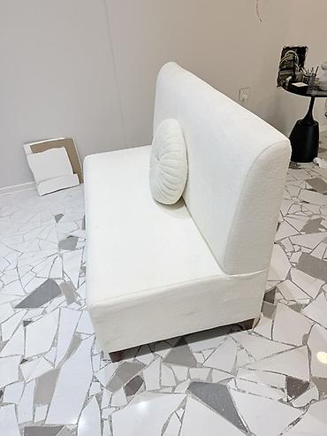 Divanlar: Minimalist iki nəfərlik divan - Rəng: qarlı ağ - Üslub — 2
