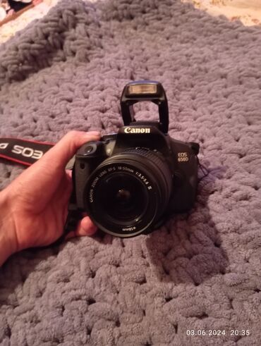 Фотоаппараты: Продаю фотоаппарат Canon 650D состояние идеальное, + штатив! цена