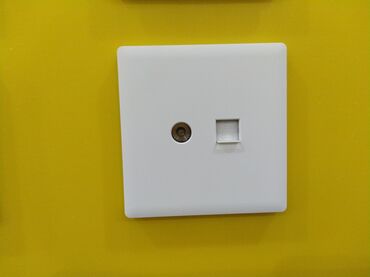 Generatorlar: Bu, bir koaksial kabel və RJ45 portu üçün birləşdirilmiş divar