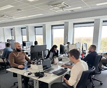 Kancelarija: Moderna opremljena kancelarija – otvoreni prostor za timove - Svetao — 12