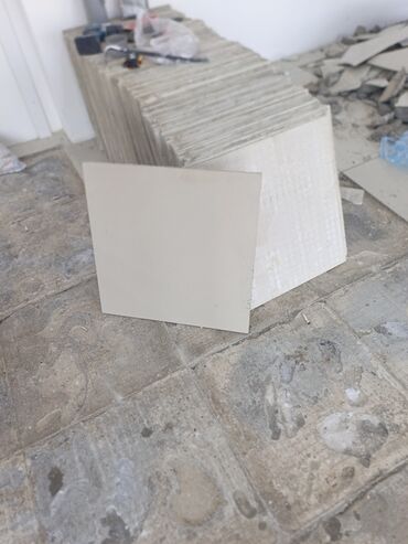 i̇sti pol: Keramoqranit/kafel plitələri - Ölçü: təxmini 60x60 sm kvadrat - Rəng