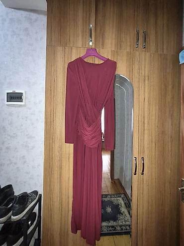- Qadın uzun paltar - Rəng: tünd bordo/şərab rəngi - Model: uzun