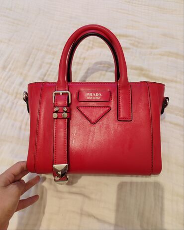 сколько стоят золотые обручальные кольца: Красная кожаная сумка Prada с короткими ручками и съемным плечевым