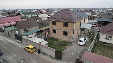 Продажа коттеджей и домов: Продаётся двухэтажный кирпичный дом с участком и хозяйственными — 12