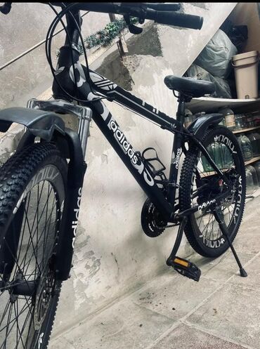 Boşqablar: İşlənmiş Şəhər velosipedi Adidas, 26", Ünvandan götürmə