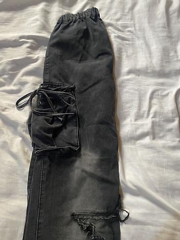 alt geyimi: Qara yuyulmuş effektili, geniş kəsimli streetwear cins şalvar. - — 2
