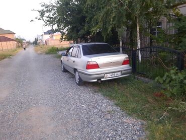 продажа авто в бишкеке и по всему кыргызстану: Серебристый седан Daewoo Nexia, оснащенный четырьмя дверями