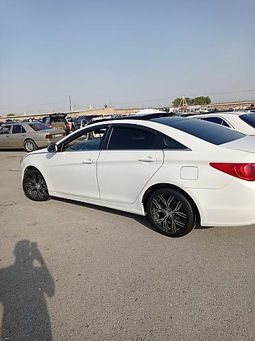 mersedes c 230: Hyundai Sonata (ağ rəng), sedan gövdə. - Güclü benzin mühərriki, ön — 8
