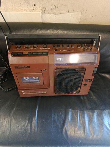 Səs gücləndiriciləri: Portativ kaset çalar və radio ilə musiqi dinləyin. Bu cihaz kasetləri