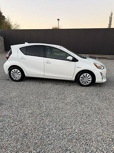 prius: Toyota Prius C: 2016 г., 1.5 л, Гибрид, Хэтчбэк — 4