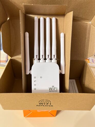 bakida simsiz internet: Ağ rəngli, dörd xarici antenası olan bu WiFi təkrarlayıcı mövcud