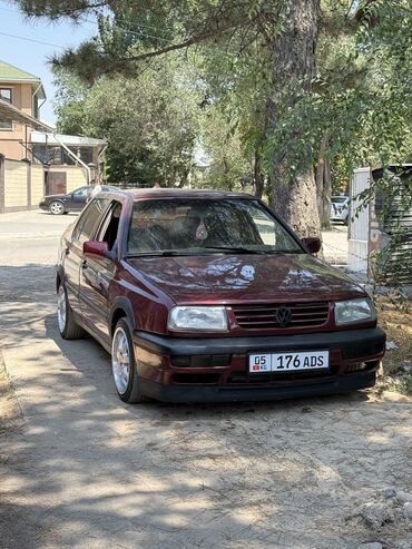 автомобиль для продажи: Volkswagen Vento: 1993 г., 1.8 л, Механика, Бензин, Седан