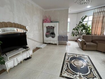 Uzunmüddətli kirayə mənzillər: Xətai rayonu Ag şəhərdə yerləşən ümumi sahəsi 120 kv,m olan,3 otaqlı — 4