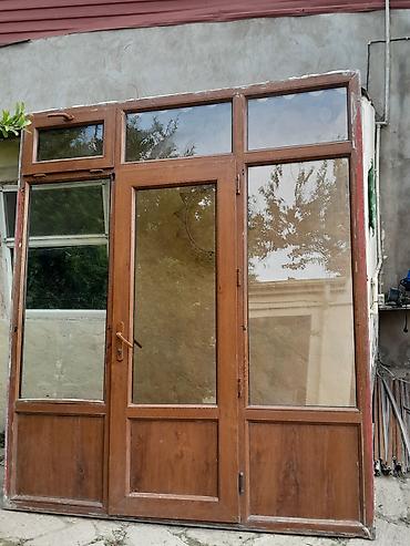 Məhsul: Taxta rəngli vitrajlı giriş qapısı dəsti və ikitəbəqəli