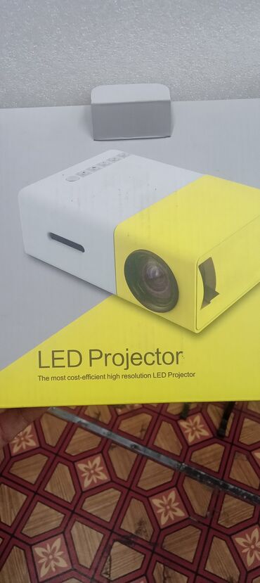 Проекторы: Компактный LED-проектор (TFT LCD), бело-жёлтый корпус. Основные — 2