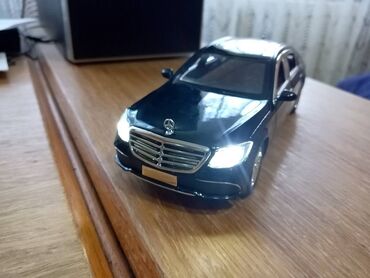 Igračke: Nov metalni Mercedes E-klasa uradjen u razmeri 1:24. Mogu da mu se — 13