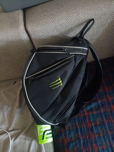 Спортивные сумки: Продам сумку Monster и бутылку Force 500ml продам все вместе за 1500
