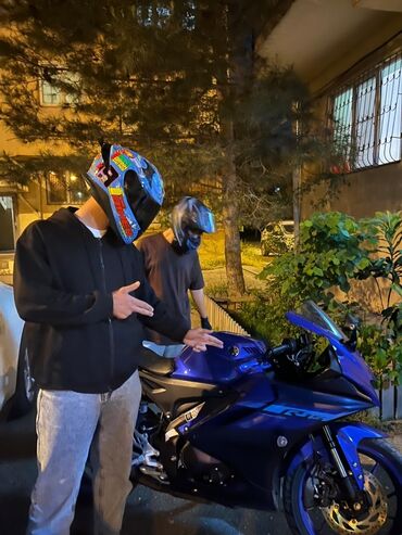 kros motor: İki ədəd müxtəlif dizaynlara malik motosiklet dəbilqəsi. Birinci